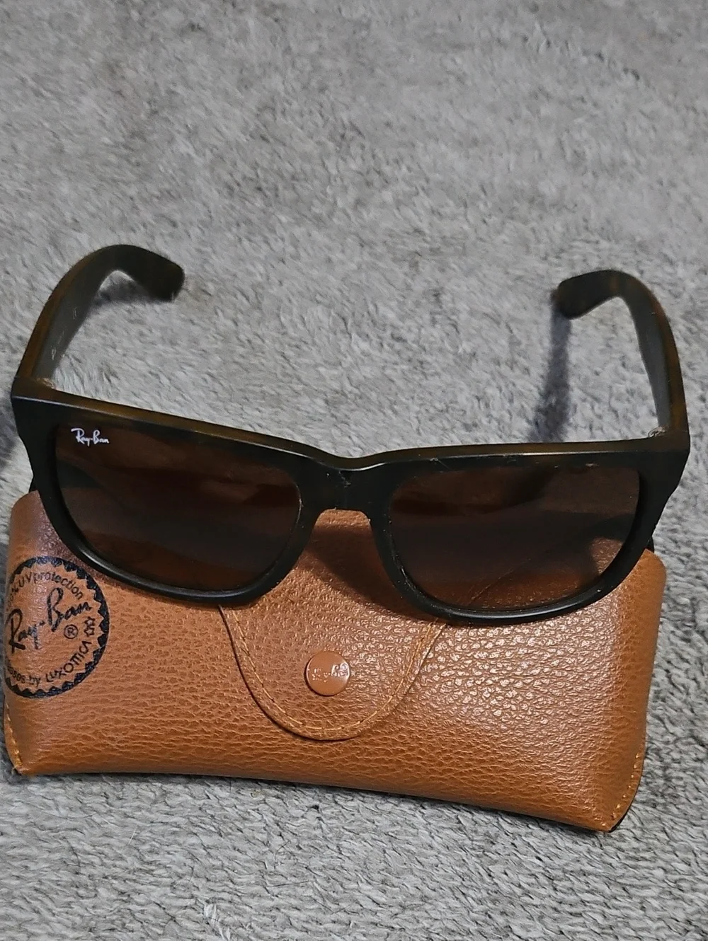 Rayban Justin Model Number: RB4165 With Black Case And Cloth